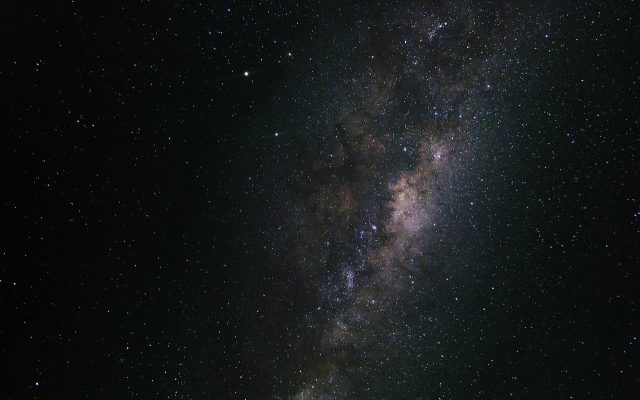 星穹铁道游戏画面：星穹列车在深邃宇宙星云中穿行，轨道金光闪烁，列车窗口透出温暖灯光，画面科幻感与孤独旅行氛围并存
